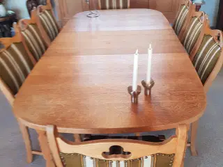 Spisebord med 8 stole 