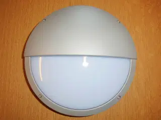 Flot skotlampe med halvskærm.