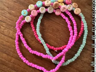 Hjemmelavet armbånd med tekst på 