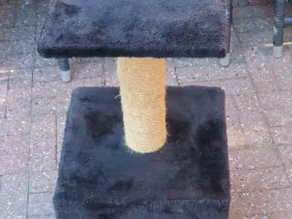 Klatremiljø til kat, med kradsetræ og hule i sort