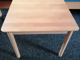 Lille kvadratisk bord