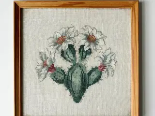 Broderi i træramme, kaktus m hvide blomster