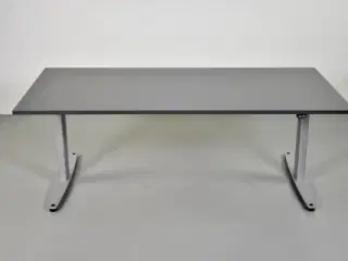 Demo hæve-/sænkebord med grå laminat og alugråt stel, 180 cm.