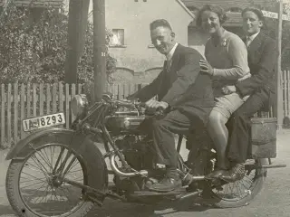 1900-1940 købes motocykler