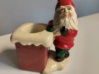 Gammel fyrfadsstage med julemand ved skorsten