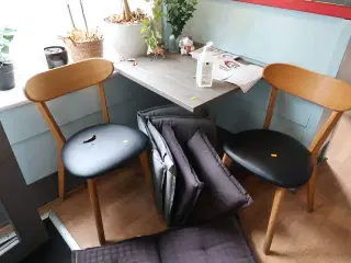 Bord med 2 stk. stole