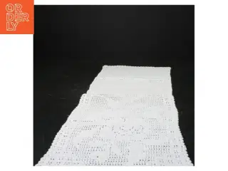 Hvid hæklet dug (str. 60 x 19 cm)