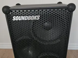 Soundboks 3 med oplader og batteri.