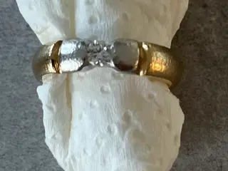 Flot ring i rød- og hvdguld med diamant str 56