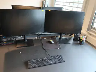 2 stk. computerskærme SAMSUNG F27T450FQR, tastatur og mus