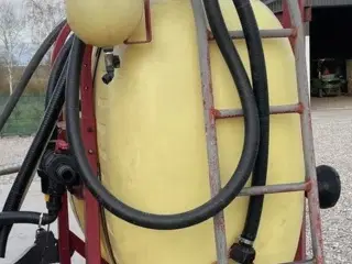Hardi 1.000 liter fronttank Med PTO pumpe og LH1200 monitor.