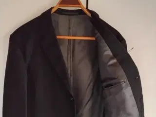 Sort jakkesæt livvidde ca 92 cm - se mål 