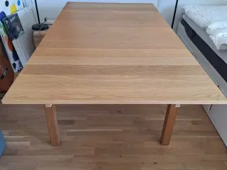 Bjursta Ikea spisebord med udtræk.