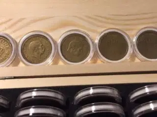 50 gule 1 kroner i flot træ æske.