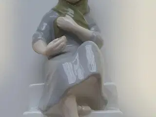 Porcelænsfigur - Kvinde sidder på trappe barfodet