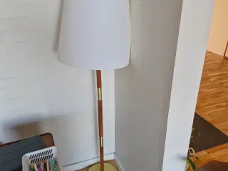 Standerlampe I teaktræ/messing/"guld"