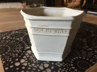 Smukke terracotta krukker med ornamenter