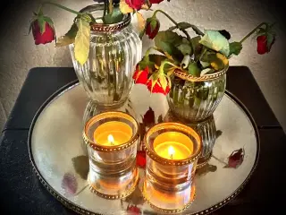* Smuk glas-spejl-bakke - med vaser og fyrfadslyse