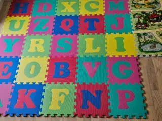 2 skum legetæpper med brikker