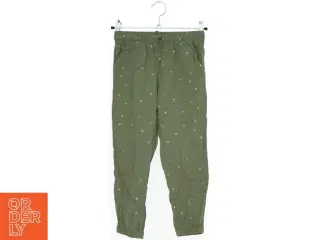 Grønne bukser med mønster fra H&M (str. 122)