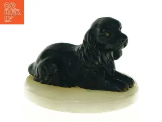 Sort Cocker Spaniel hund figur på hvid marmor (str. Diameter 8 cm h, 6 cm)