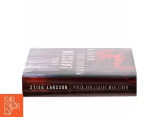 Pigen der legede med ilden af Stieg Larsson (Bog)