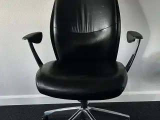 Kvalitetskontorstol i sort skind.