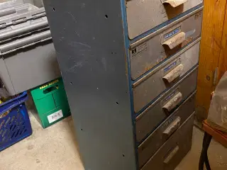 Skuffemøbel i metal 