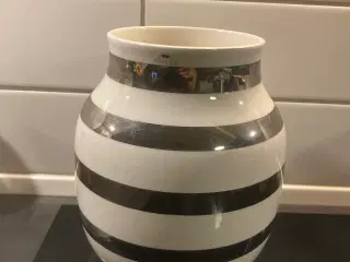 Kahler vase med sølv 