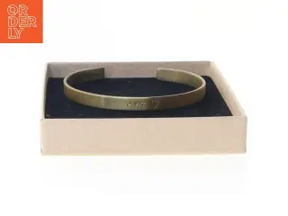Nygaard PYT armbånd - Messingarmbånd med indgravering fra Nygaard Smykker (str. 6,5 x 5 x 0,5 cm)