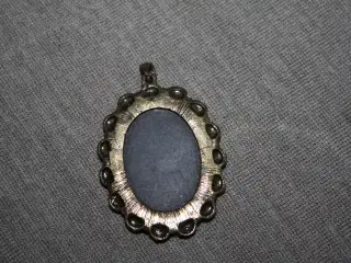 Vedhæng med camé / kame / cameo  5,3 cm x 4 cm