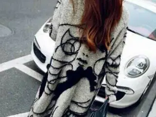 Cardigan-Lang ./I skøn strik, m.motiv broderet