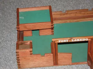 Fort Laredo i træ på plade 60 x 40 cm