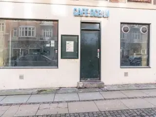 Attraktivt lejemål med stor eksponering på Vesterbrogade til butik eller café