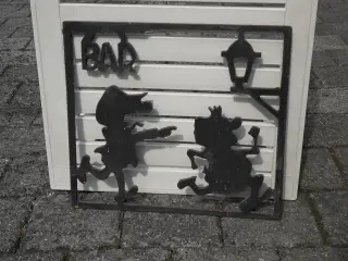SKULPTUR - JERN til væg. Kasket Karl og Ung Pige