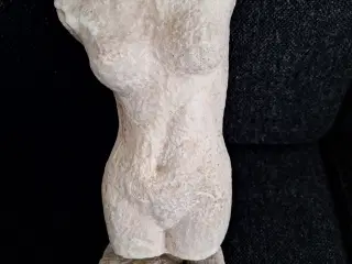 Kvindefigur  højde 32 cm.