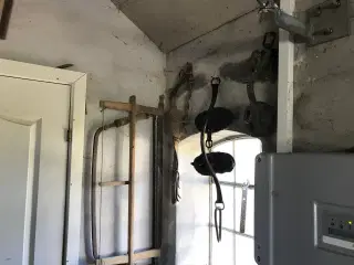 Gamle landbrugsredskaber i metal og træ