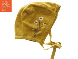 Gul babyhue med blomsterbroderi (str. 2-6 måneder)