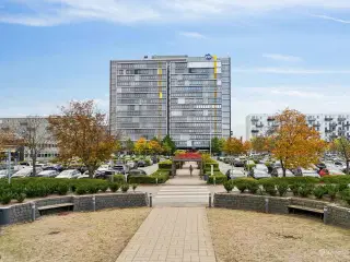 1.515 m2 lyst kontorlejemål i Søborg Tower med bemandet reception. kantine og fri parkering.