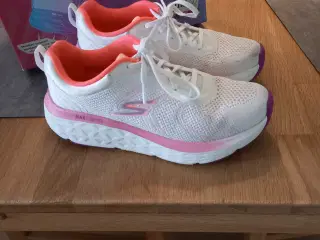 Sketchers med Goga sål,  halvanden mdr gammel 