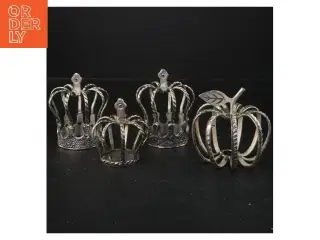 Et parti dekorative kroner og æble (str. 9x9 cm)