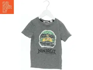Børne T-shirt med Ninjago design fra H&M (str. 110)