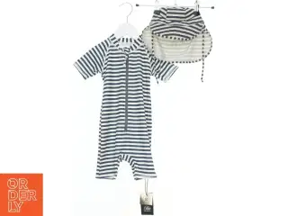 Stribet UV-dragt med hat fra Petit (str. 92)