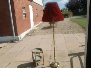 Standerlampe og blomsterbord