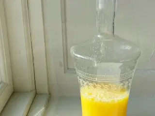 Karaffel af klart glas m sirlige slibninger
