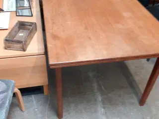 Spisebord i teaktræ