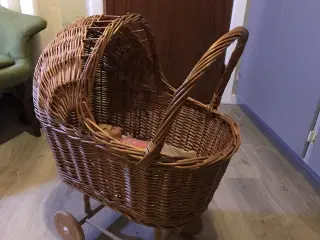 Dukkevogn i flettet rødpil