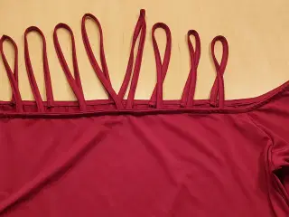 Bordeaux festbluse med pynte stropper sælges