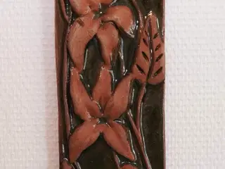 Relief i stentøj med blomster fra Laholm Keramik
