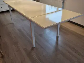 Hvidt spisebord til ti personer